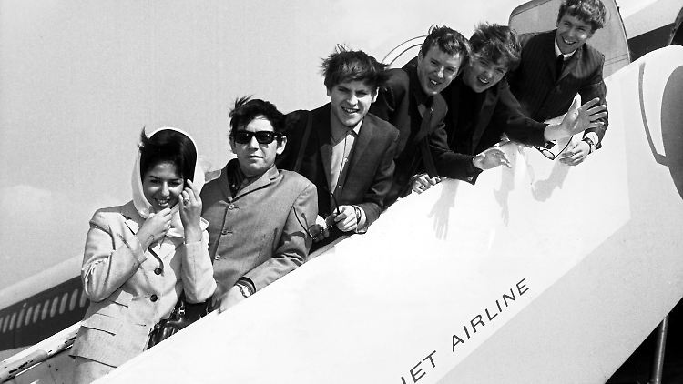 Die Animals 1964 auf dem Weg in die USA. Eric Burdon trägt Sonnenbrille. Begleitet werden sie von der Sängerin Elkie Brooks.