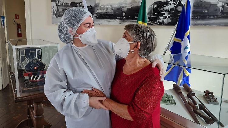 Wiedersehen am Muttertag: Die Zahnchirurgin Denise Abranches und ihre Mutter Maria Vilma Pinto.