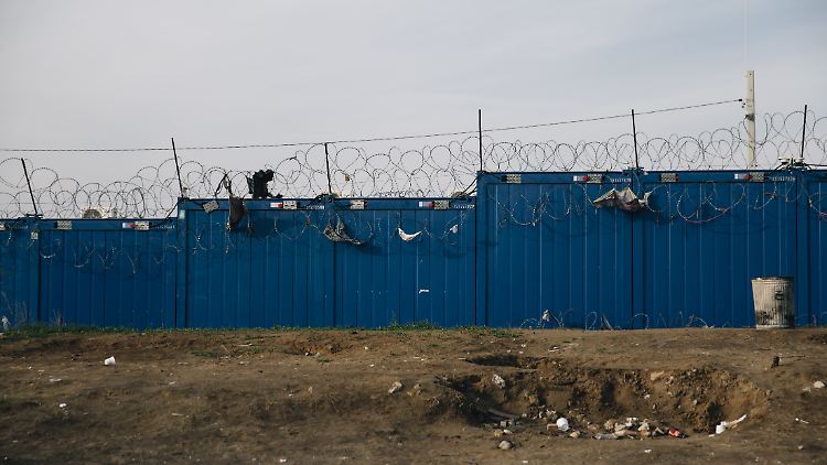 Abgeriegelt: ein Flüchtlingscamp an der serbisch-unagrischen Grenze. 