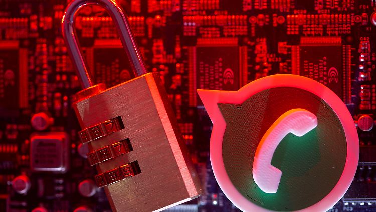 Ab 15. Mai gelten die neuen Nutzungsbedingungen für den Messenger Whatsapp. Datenschützer befürchten, dass Nutzungsdaten an Facebook weitergegeben werden. 