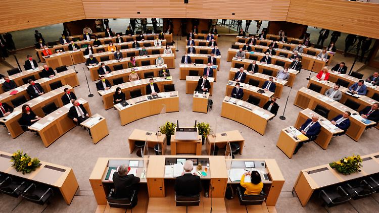 Auf der konstituierenden Sitzung des Landtags von Baden-Württemberg sagte Winfried Kretschmann, er freue sich auf engagierte Debatten.