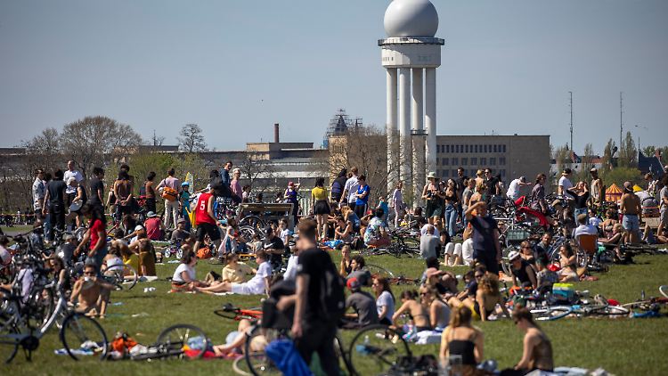 Auf dem Tempelhofer Feld in Berlin ist es bei dem schönen Wetter derzeit voll.