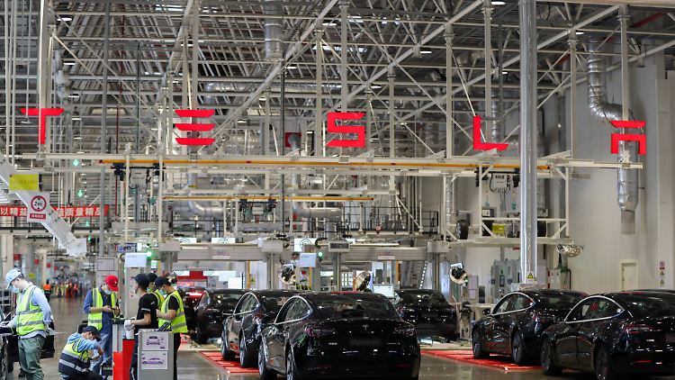 Die Spannungen zwischen China und den USA belasten offenbar die Pläne von Tesla.