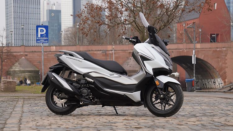 Die Design-Veränderungen am Honda Forza 350 gegenüber dem Vorgänger fallen kaum ins Auge.