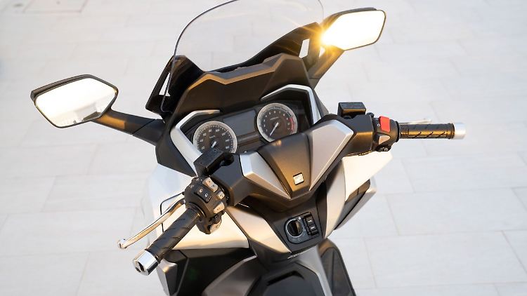 Im Cockpit des Honda Forza 350 versorgen zwei analoge Rundinstrumente und ein Digital-Display den Piloten mit Informationen.