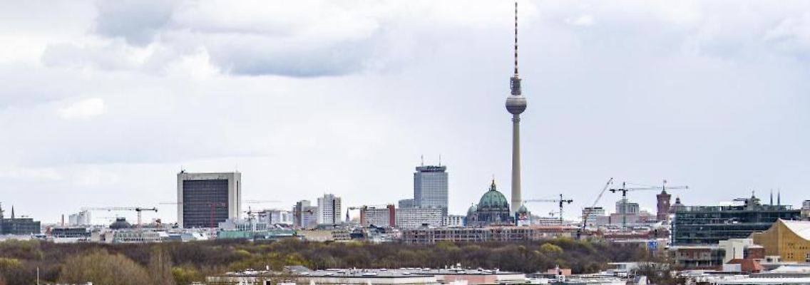 Wohnungen vor dem Berliner Fernsehturm. Foto: Fabian Sommer/dpa/Symbolbild