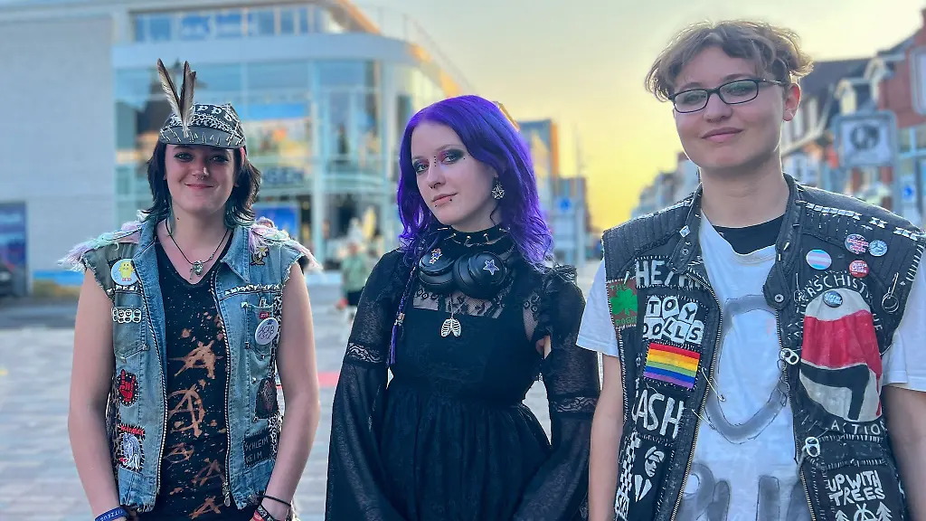 Mit-Zelten-Musikinstrumenten-und-Dosenbier-sind-auch-im-Sommer-2024-wieder-zahlreiche-Punks-nach-Sylt-gereist