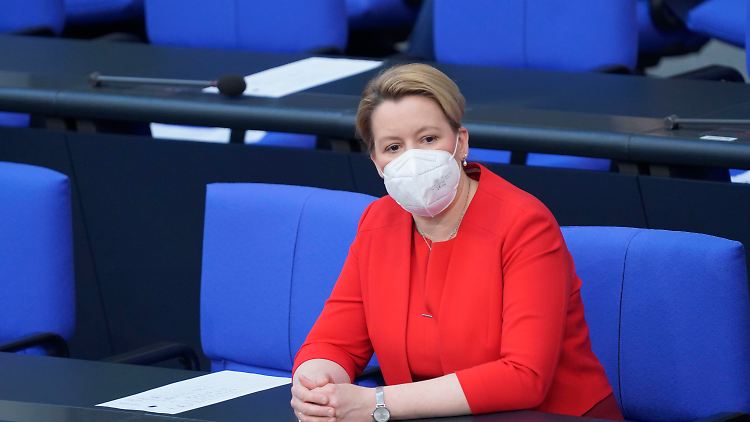 Giffey hatte ursprünglich angekündigt, vom Amt als Bundesfamilienministerin zurückzutreten, sollte ihr der Titel entzogen werden. 
