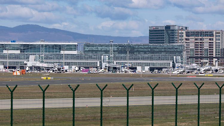 Vor der Corona-Krise beschäftigte Fraport rund 22.000 Mitarbeiter am Hauptsitz Frankfurt.