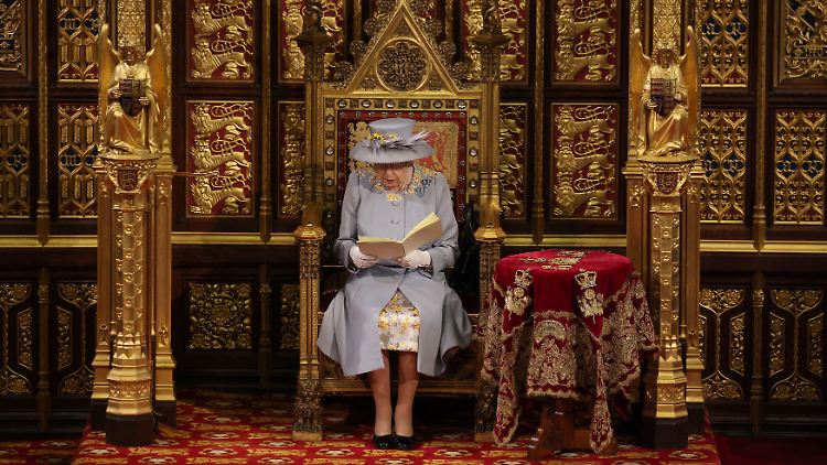 Fliederfarbenes Kleid mit passendem Hut statt Mantel und Krone: Dieses Jahr verzichtet Königin Elizabeth II. auf die traditionell prunkvolle Kleidung.
