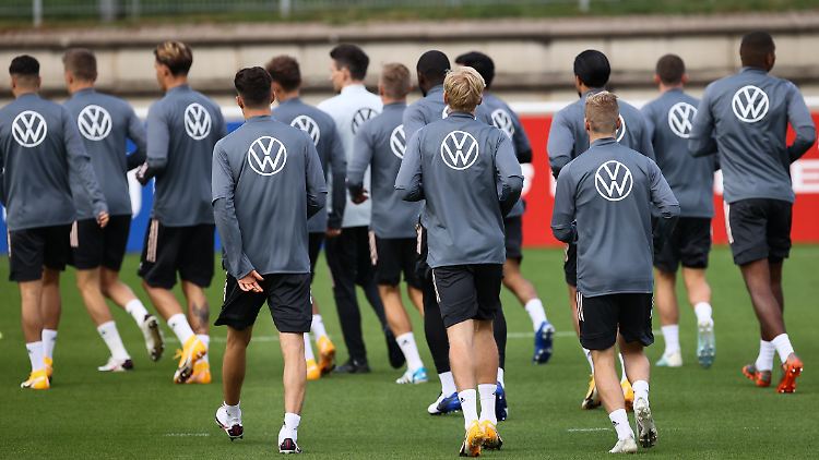 Adidas und Volkswagen sind die mit Abstand größten Sponsoren des DFB. Ihr Engagement summiert sich Schätzungen zufolge auf fast 100 Millionen Euro pro Jahr. 