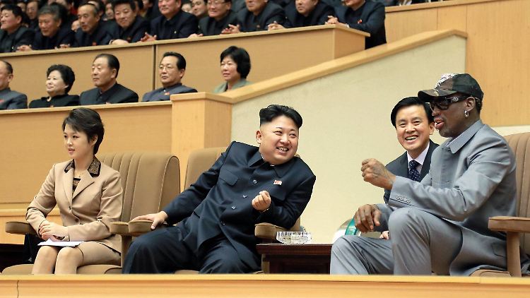 Dennis Rodman (rechts) besuchte 2014 Nordkoreas Diktator Kim Jong-un (mitte) zum zweiten Mal.