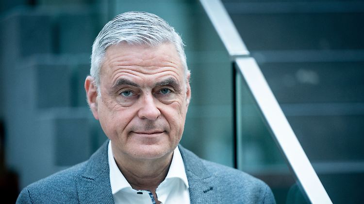 Verfrühte Öffnungs-Forderungen stellten immer eine Gefahr dar, sagt Intensivmediziner Uwe Janssens.