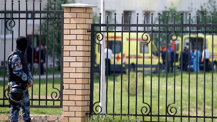 Zahlreiche Krankenwagen sind vor Ort, schwerbewaffnete Sicherheitskräfte haben vor den Schultoren Stellung bezogen.