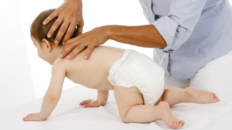 Wenn das Baby viel schreit, unruhig schläft oder schlecht trinkt, bewegt das viele Eltern inzwischen dazu, einen Osteopathen aufzusuchen.