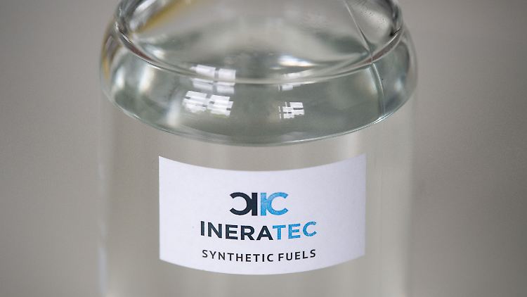 Eine Flasche mit synthetischem Kraftstoff.