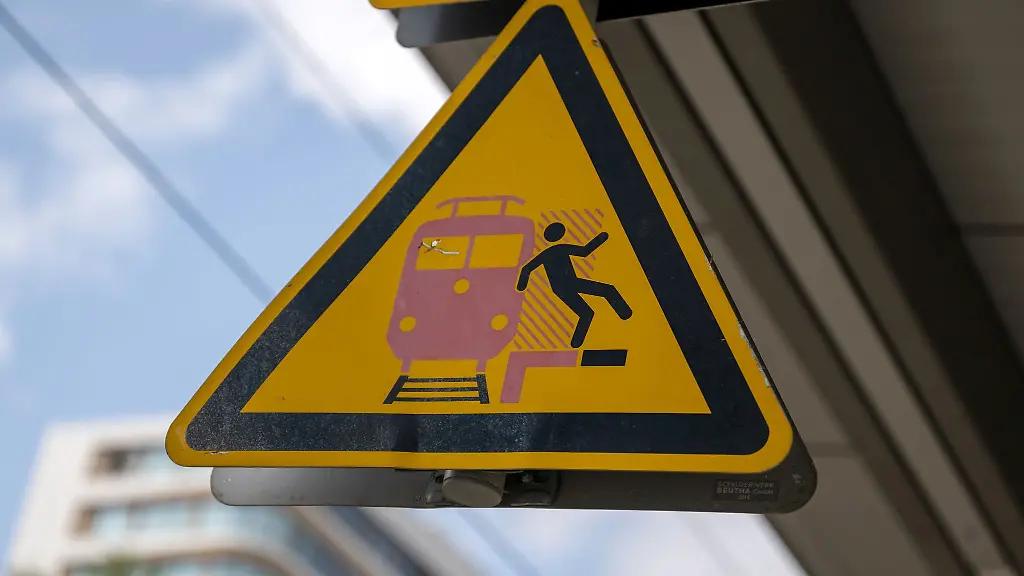 Ein-17-Jaehriger-will-eine-Abkuerzung-zur-S-Bahn-nehmen-stuerzt-und-faellt-vor-den-einfahrenden-Zug