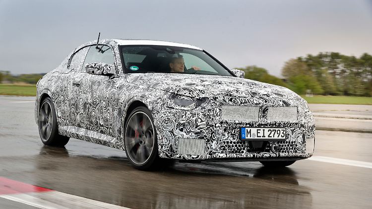 Selbst im Tarnkleid verbreitet der neue BMW 230i eine gehörige Portion Fahrspaß.