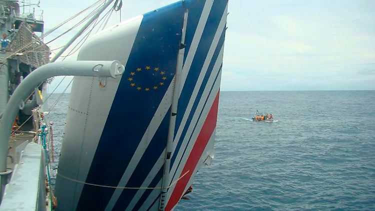 Die brasilianische Marine fischte nach dem Unglück mehrere Trümmerteile der Airbus-Maschine aus dem Ozean.