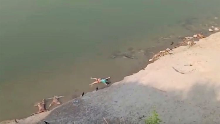 Ein Foto einer Videoaufnahme zeigt die verheerenden Zustände in Indien. Von mehr als 70 angespülten Leichen an den Ufern des Ganges ist die Rede.