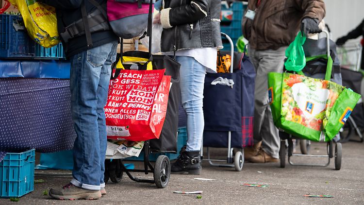 Gäste der Münchner Tafel stehen im November 2019 an der Ausgabestelle am Großmarkt.