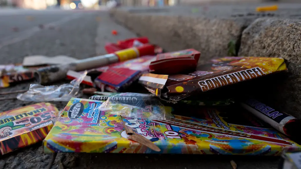 Nach-Silvester-liegt-vielerorts-Muell-verursacht-durch-Verpackungen-und-abgebrannte-Feuerwerkskoerper