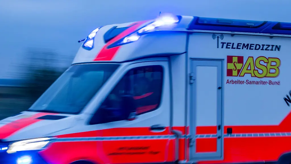 Ein-23-Jaehriger-ist-bei-einem-Autounfall-in-Landkreis-Rostock-gestorben