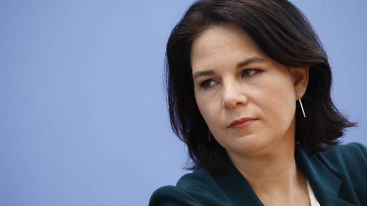 Annalena Baerbock hat einen "Master of Laws" - sie ist also eine junge Herrin, eine Masterin.
