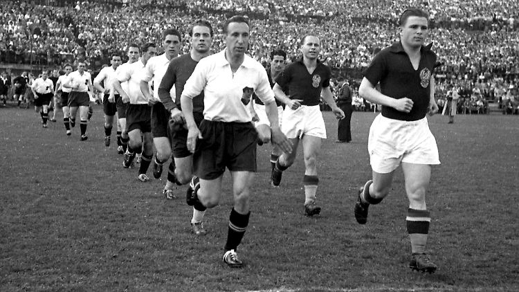 Links die Österreicher, angeführt von Karl Decker, rechts die Ungarn um Ferenc Puskas.