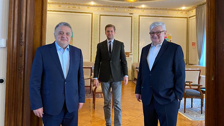 Jeremy Issacharoff und Joschka Fischer in der israelischen Botschaft. Das Interview führte Philipp Sandmann (M.).