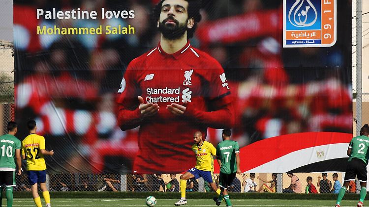 Ein überdimensionales Salah-Poster thronte über dem Platz beim palästinensischen Pokalfinale 2019.