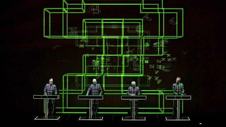 Kraftwerk bei einem Auftritt im Jahr 2015: Sie lieferten die Blaupause für moderne elektronische Musik, heißt es von der Jury.