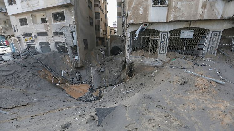 Bombenkrater im Gazastreifen - Israel reagiert mit Luftschlägen auf die Raketenangriffe. Sie sollen bisher mehr als 50 Todesopfer gefordert haben.