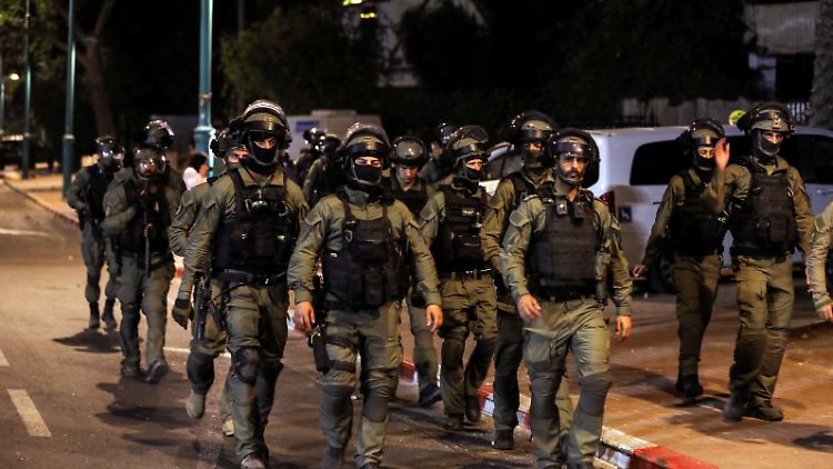 In der israelischen Stadt Lod herrscht mittlerweile eine Ausgangssperre - am Dienstag hatten arabische Einwohner eine Synagoge in Brand gesetzt.
