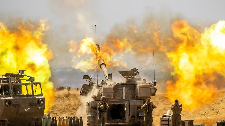 Das israelische Militär nimmt den Gazastreifen mittlerweile auch mit Artillerie unter Beschuss.
