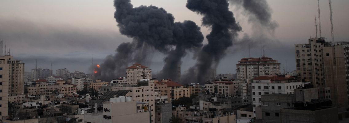 Schwarze Rauchwolken über Gaza Stadt. Israel will mit Luftangriffen Einrichtungen der Hamas treffen.