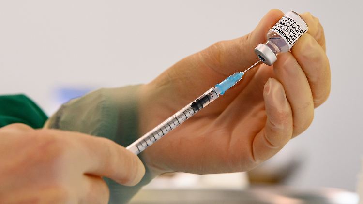 Erst Astrazeneca, dann Biontech oder Moderna: Viele Deutsche bekommen wegen der veränderten Empfehlungen bei der Zweitimpfung einen anderen Impfstoff injiziert.