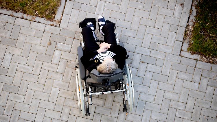 Im Schnitt zahlen Pflegebedürftige im Heim 2068 Euro pro Monat für ihre Unterbringung.