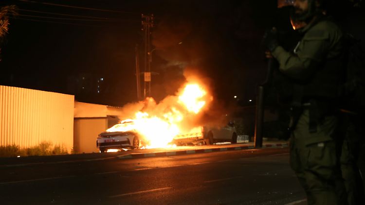 In Lod, einer Stadt mitten in Israel, wurden Autos und sogar Synagogen in Brand gesetzt.
