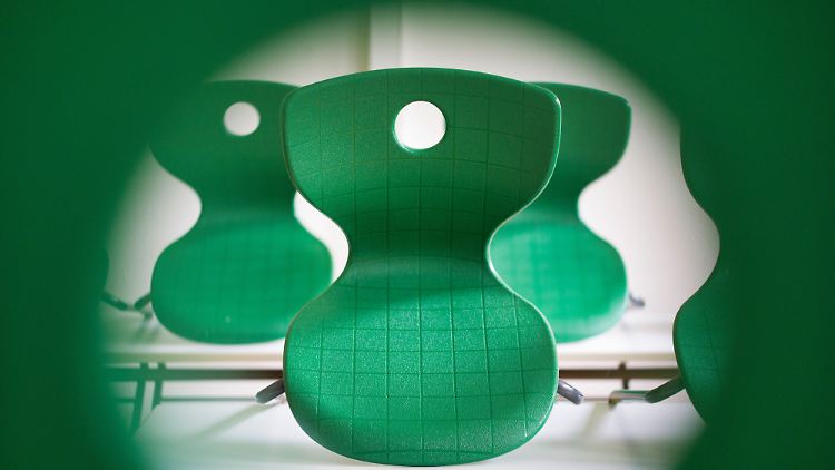 Langsam öffnen die Schulen wieder. "Aber bis alle Klassen wieder Präsenzunterricht haben, werden zahlreiche andere Dinge längst wieder möglich sein", sagt Bildungsforscherin Larissa Zierow.
