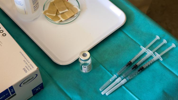 Bisher wurde die Priorisierung nur für die Impfstoffe von Astrazeneca und Johnson & Johnson aufgehoben. Nun gilt das für alle Vakzine.