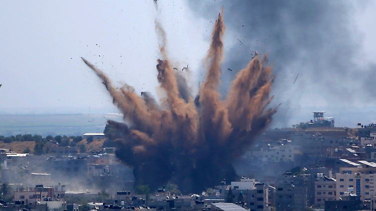 Bis Mittag seien vier militante Trupps angegriffen worden, teilte die israelische Armee mit.