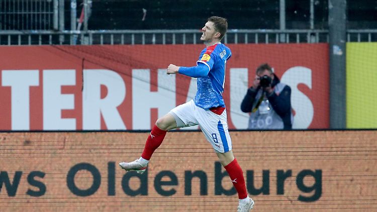 So sieht pure Freude aus: Alexander Mühling bejubelt seinen Siegtreffer.