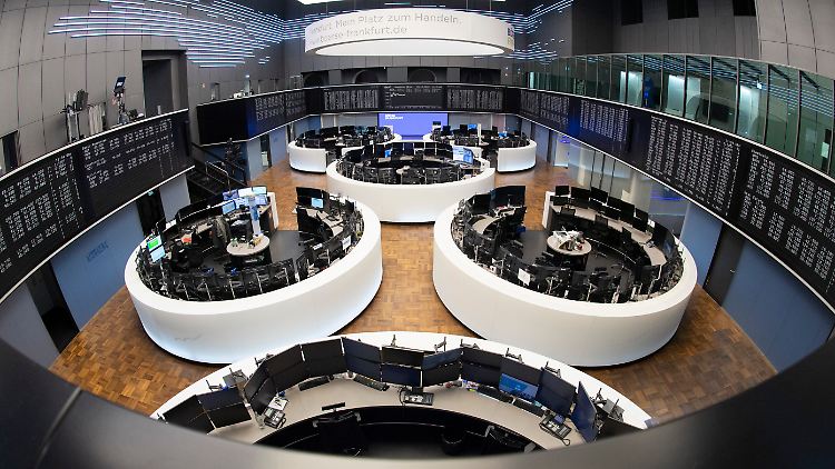 Im Tagestief stand der Index bei 14.816 Punkten.