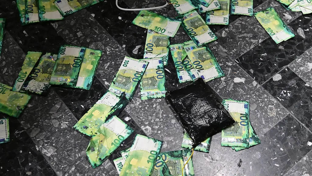 In-Colditz-haben-Unbekannte-den-Geldautomaten-einer-Bankfiliale-gesprengt