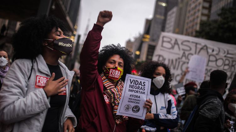 Die Demonstranten fordern ein Ende der Diskriminierung nicht-weißer Brasilianer, die die Mehrheit in dem südamerikanischen Land bilden.