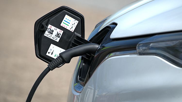 An Tankstellen wird es laut Reimann immer normaler werden, dass auch Strom geladen werden könne.