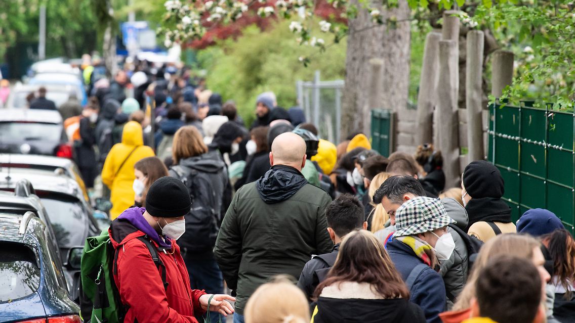 Vor allem junge Neuköllner stellen sich in die Warteschlange vor der Turnhalle.