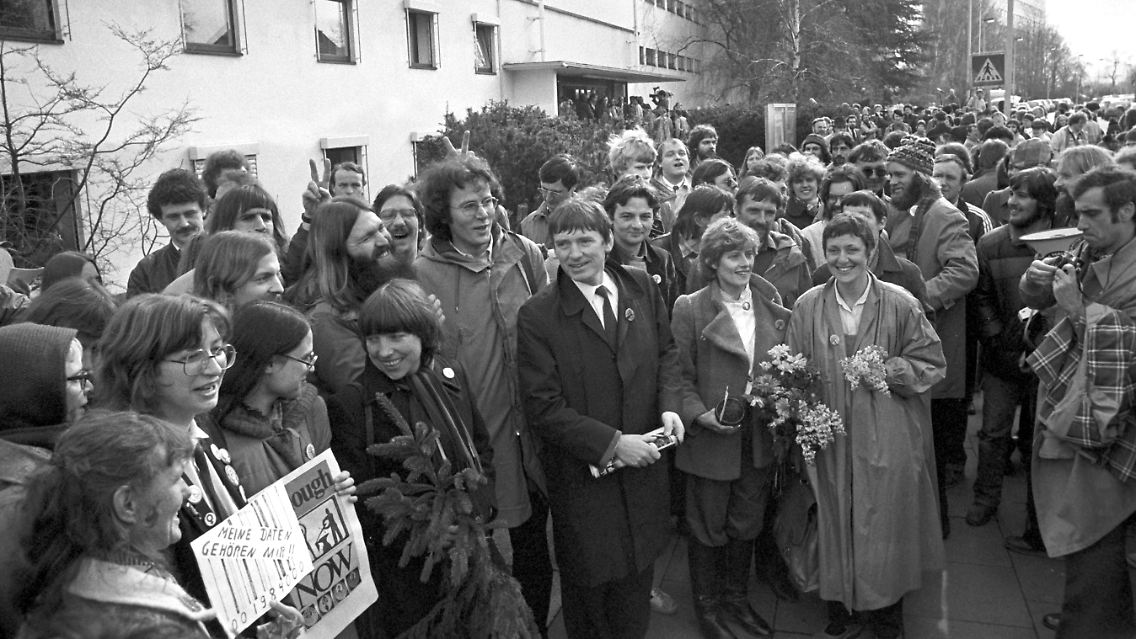 Abgeordneten der Grünen am 29. März 1983, begleitet von rund 200 Sympathisanten, auf dem Weg in den Bundestag. Joschka Fischer ist zwischen Otto Schily (mit Krawatte) und Petra Kelly zu sehen.