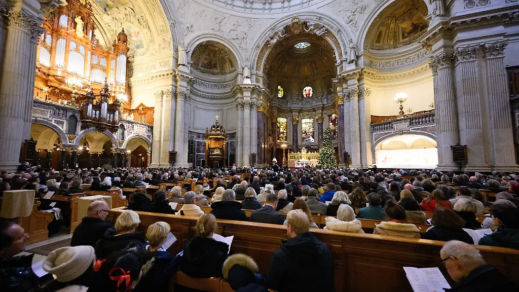 Die-Baenke-im-Berliner-Dom-waren-am-Mittag-voll